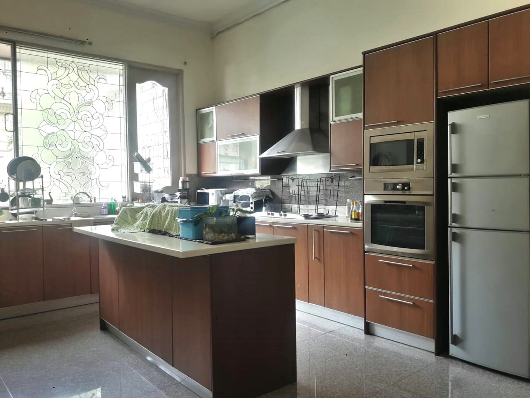 Rumah 2 Lantai Mewah + Pool  6+3 Kamar Tidur Lokasi Strategis