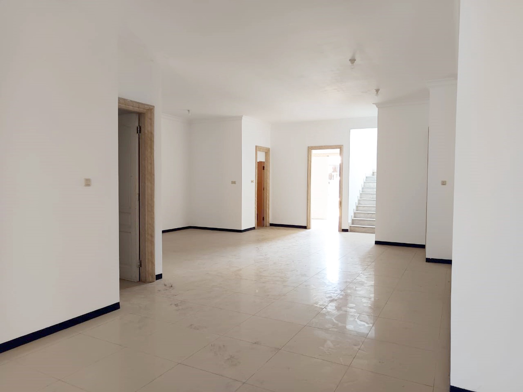 Rumah di Ngagel Jaya Utara Surabaya Timur, 2 Lantai, bisa untuk rumah tinggal / kantor, Siap Huni