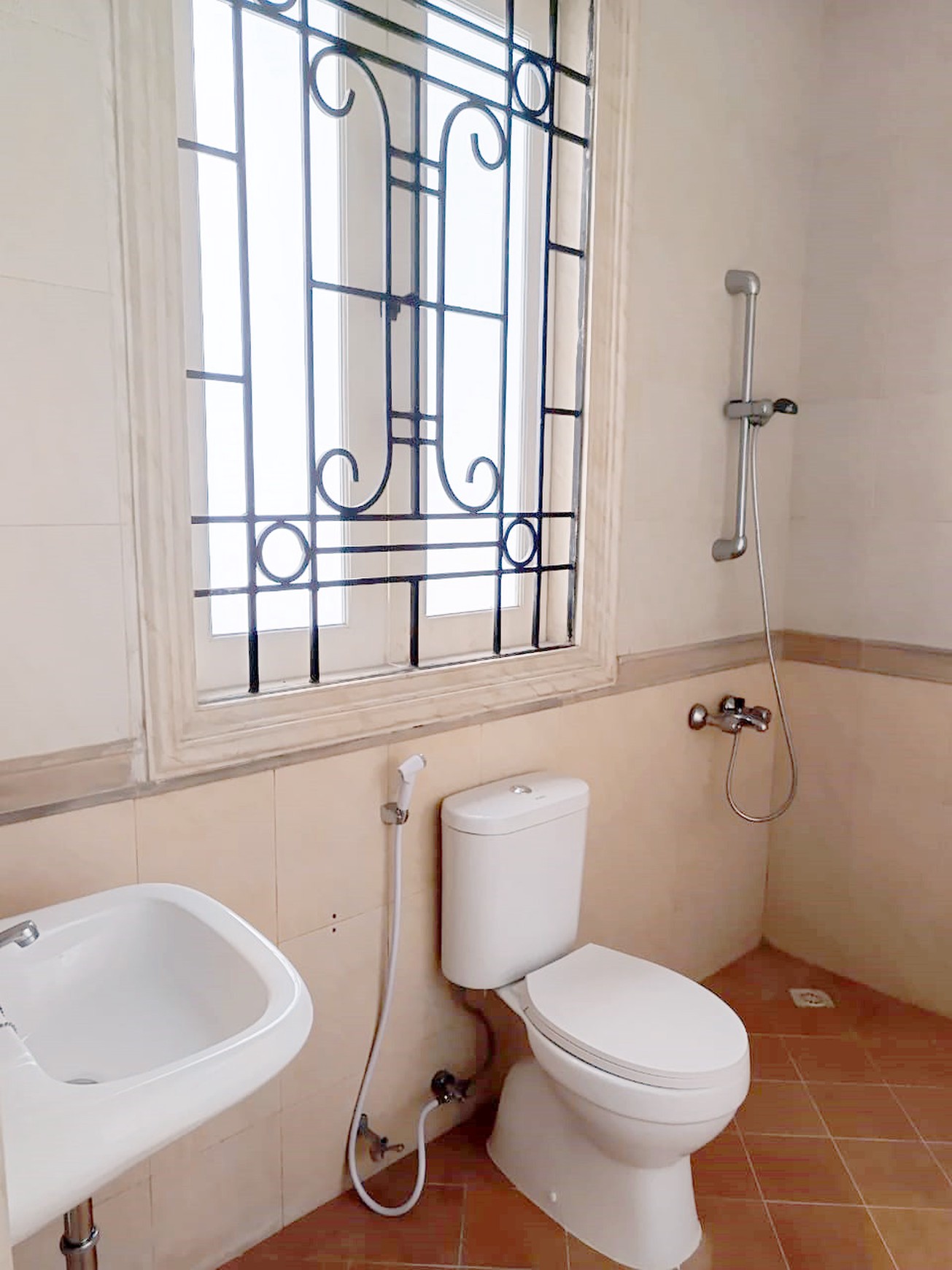 Rumah di Ngagel Jaya Utara Surabaya Timur, 2 Lantai, bisa untuk rumah tinggal / kantor, Siap Huni