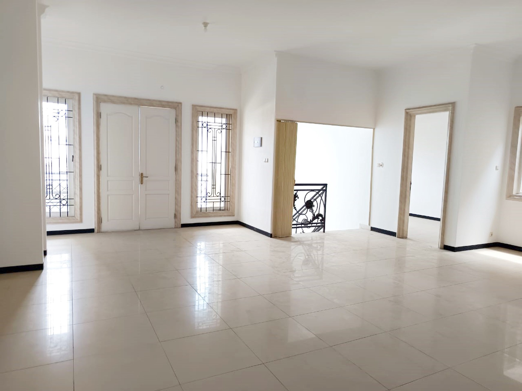 Rumah di Ngagel Jaya Utara Surabaya Timur, 2 Lantai, bisa untuk rumah tinggal / kantor, Siap Huni