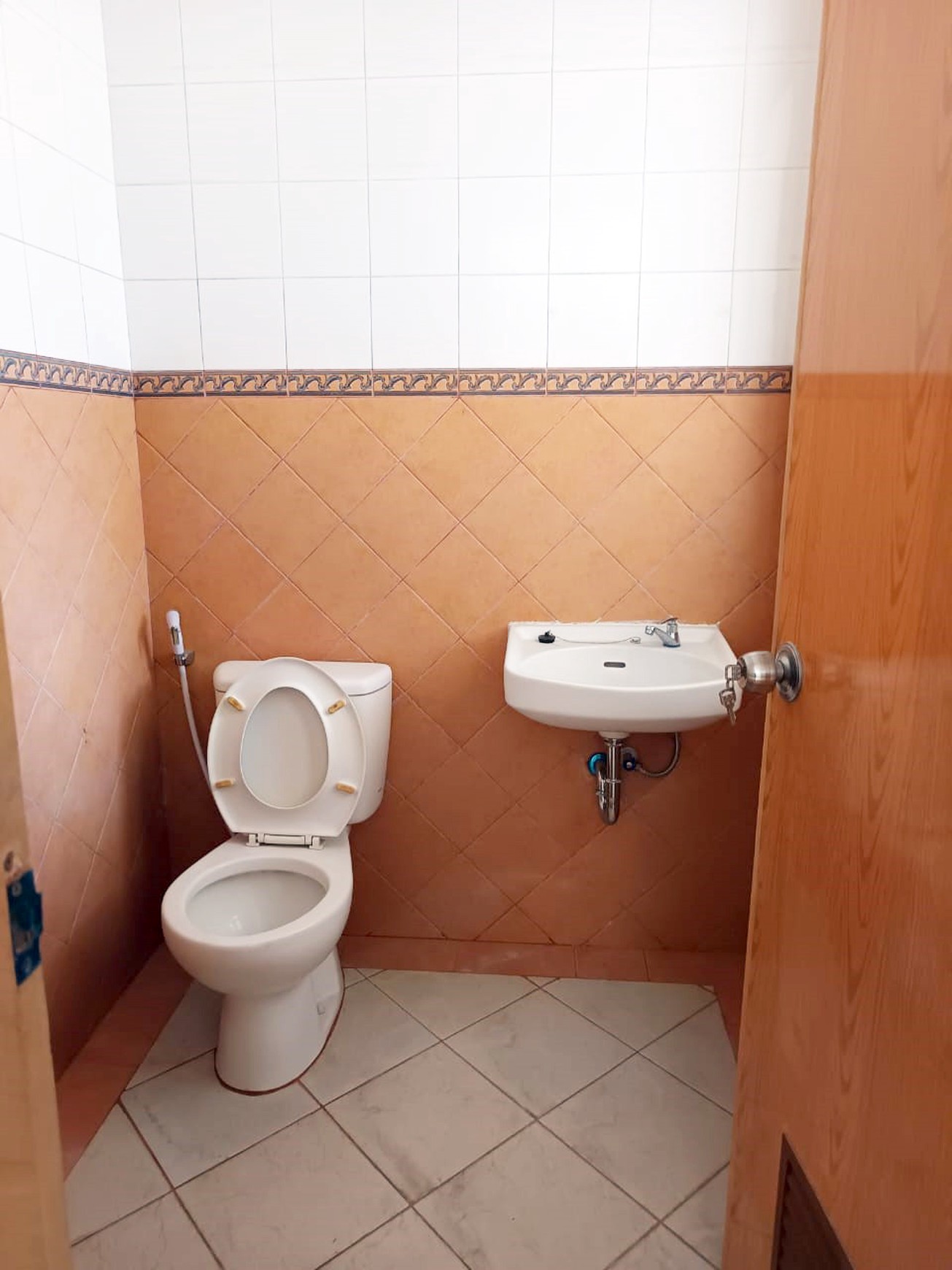 Rumah di Ngagel Jaya Utara Surabaya Timur, 2 Lantai, bisa untuk rumah tinggal / kantor, Siap Huni
