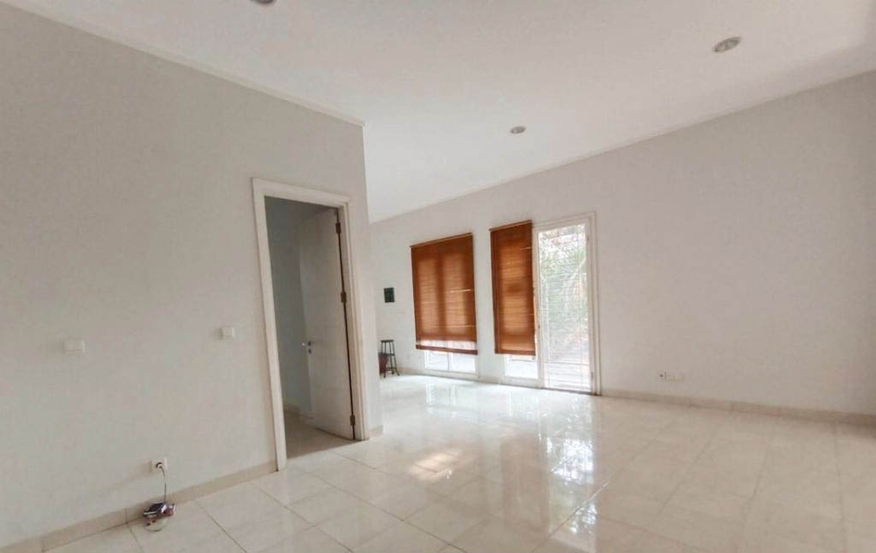 Rumah Hoek Grand Orchard Ebony, Kelapa Gading