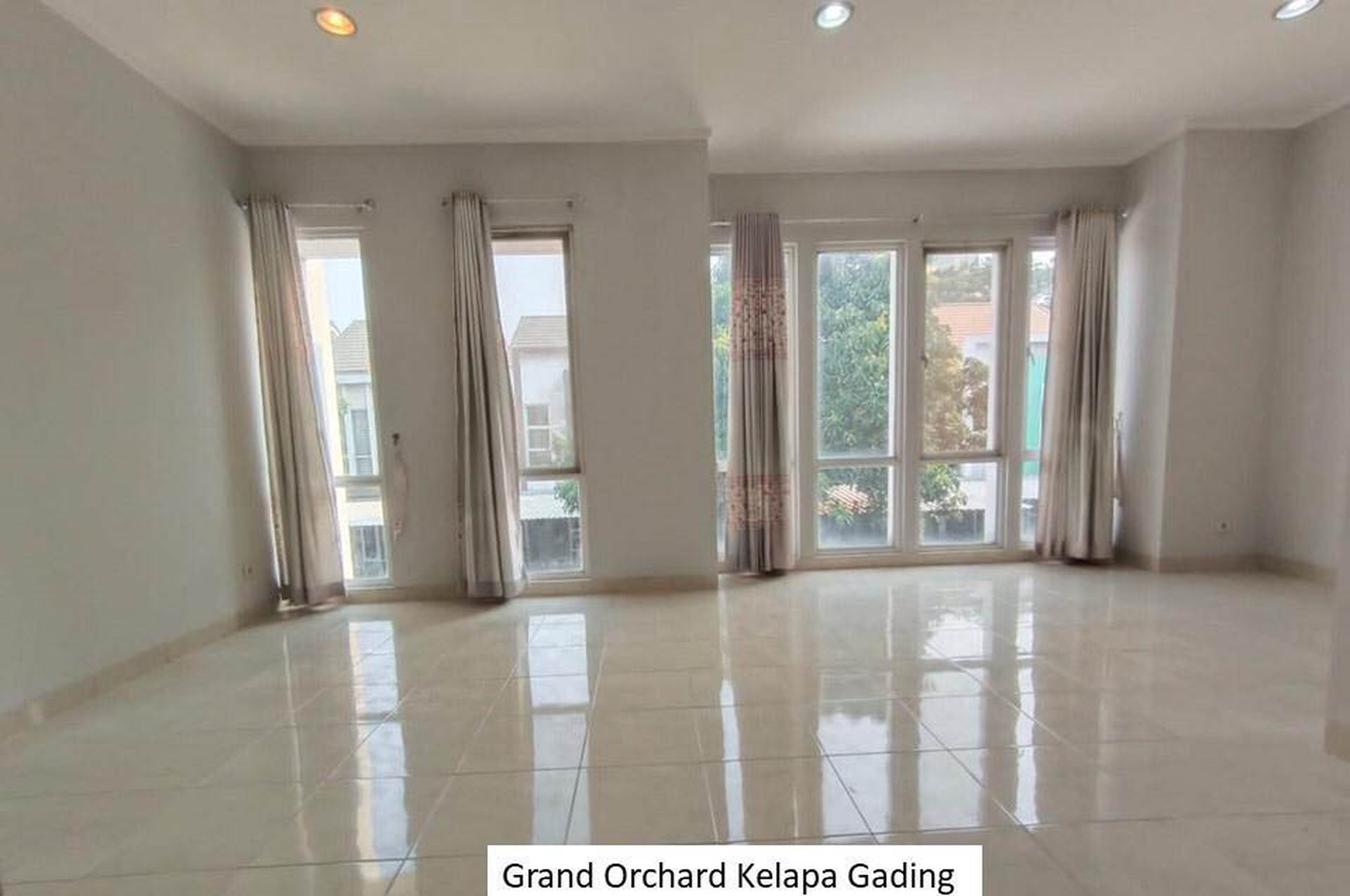 Rumah Hoek Grand Orchard Ebony, Kelapa Gading