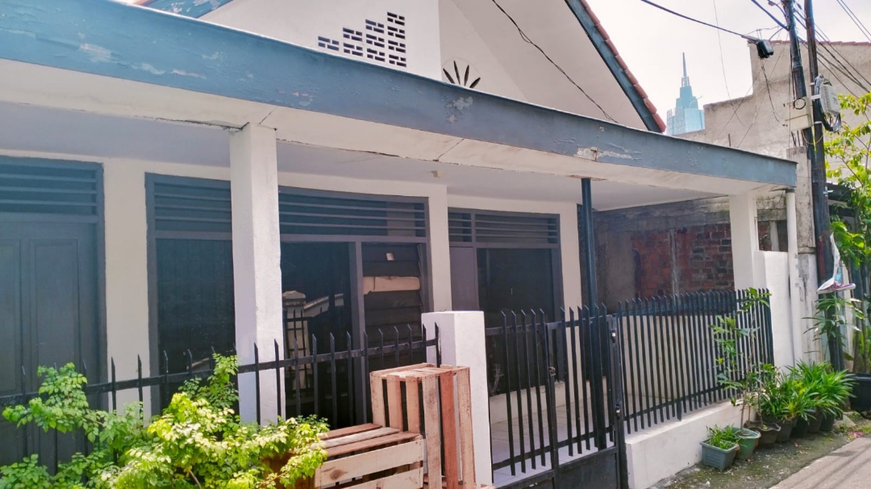 Dijual rumah bangunan lama hitung tanah di Jalan Pulo Cempaka  Grogol Utara, Kemandoran 1, Kebayoran Lama, Jakarta Selatan