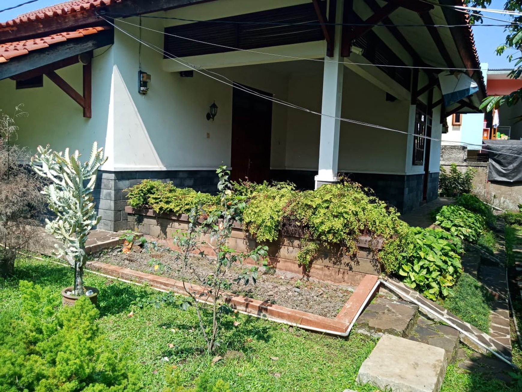 Dijual Rumah Villa dan kebun di Cihanjuang
