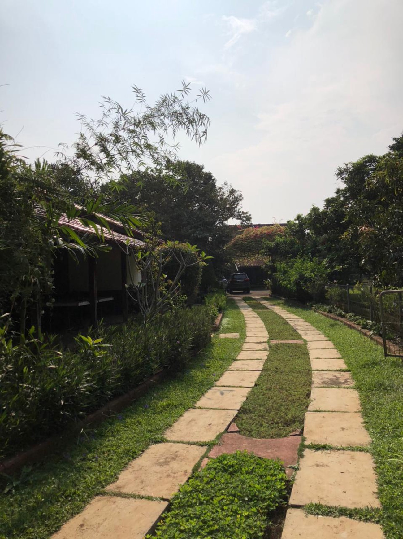 Dijual Rumah Villa dan kebun di Cihanjuang