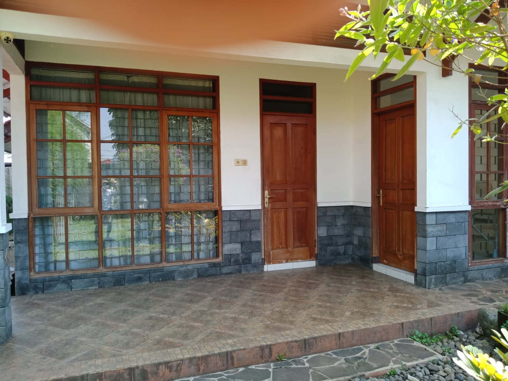 Dijual Rumah Villa dan kebun di Cihanjuang