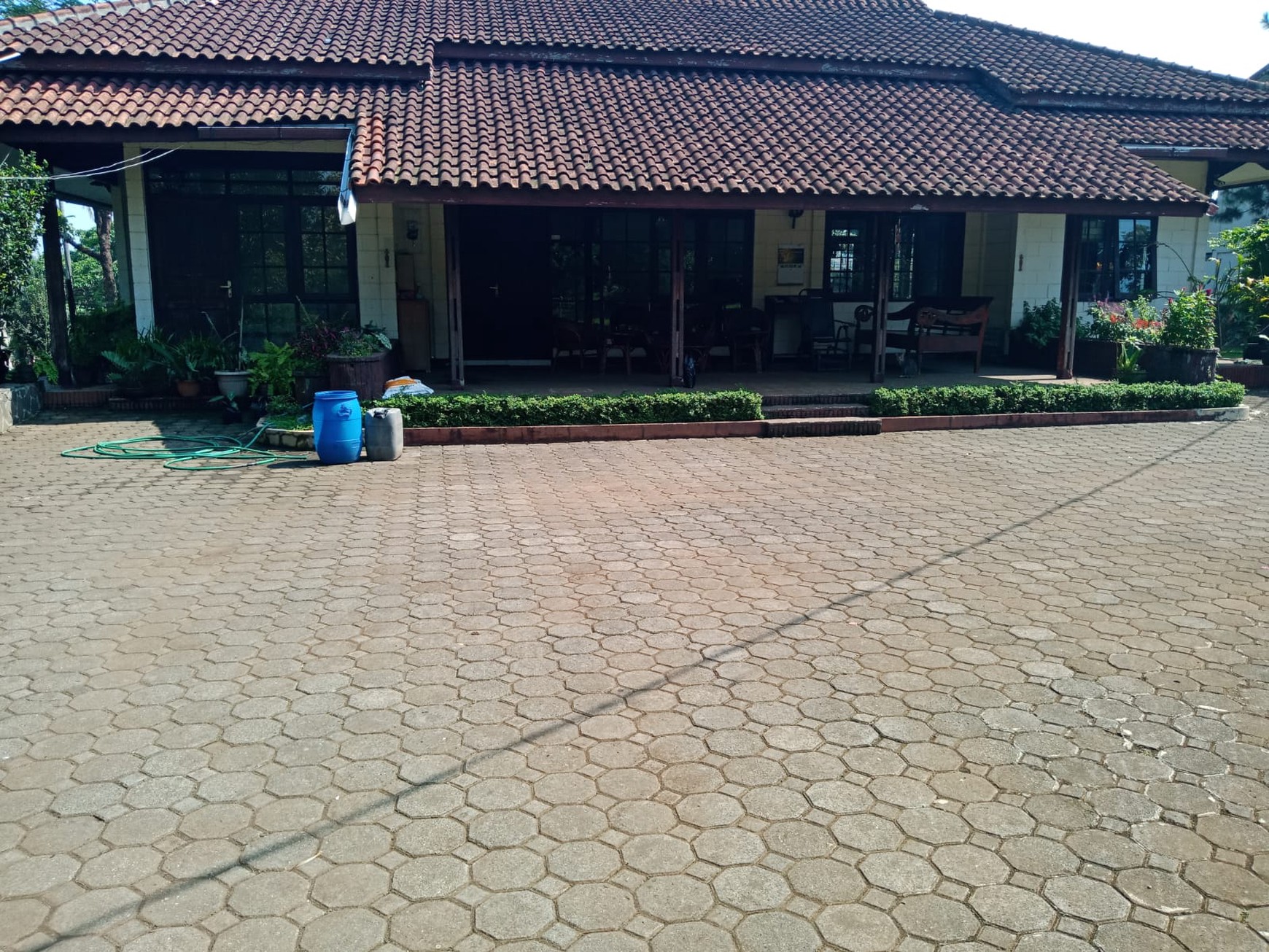 Dijual Rumah Villa dan kebun di Cihanjuang