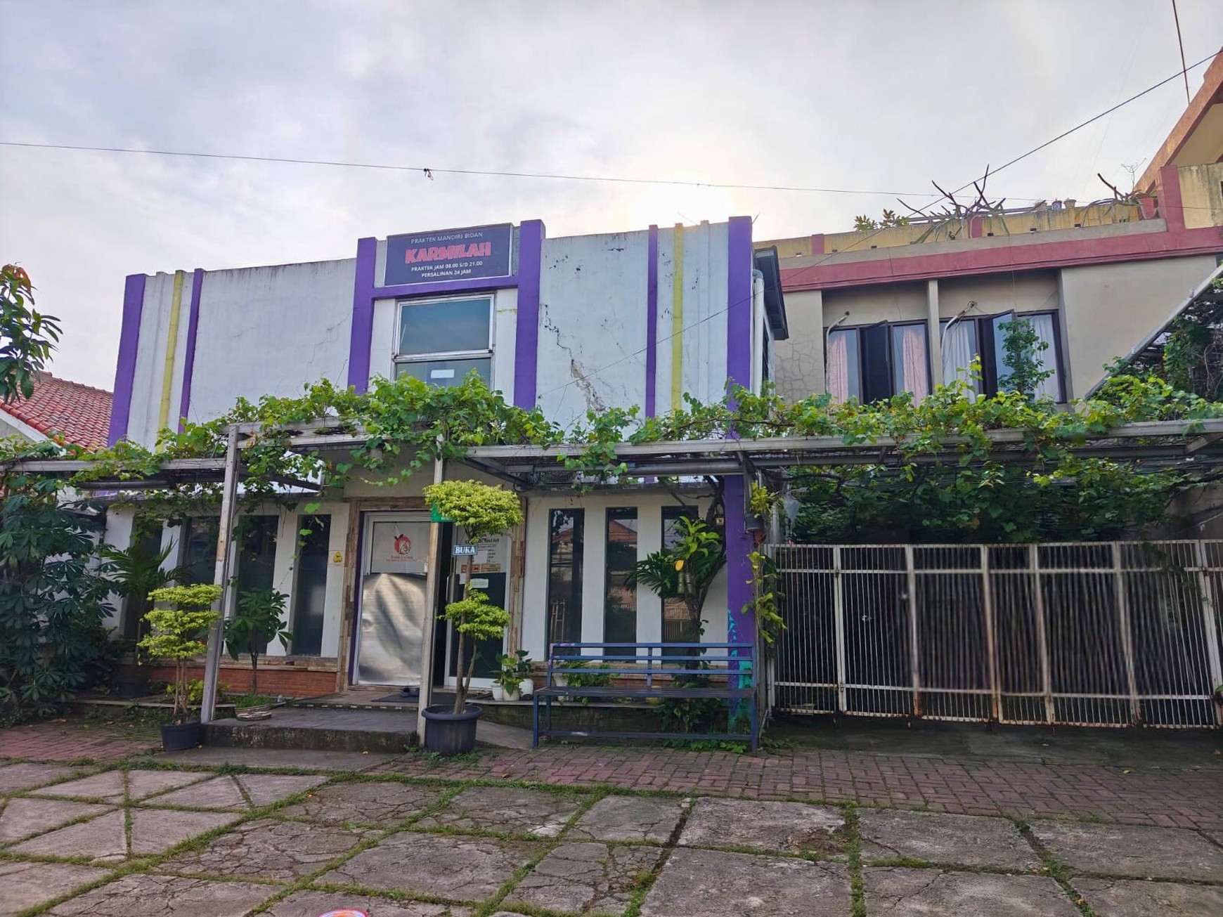 Rumah Strategis + Klinik di Jl. KH Fudholi, Karang Asih - Lokasi Ramai & Potensial Bisnis