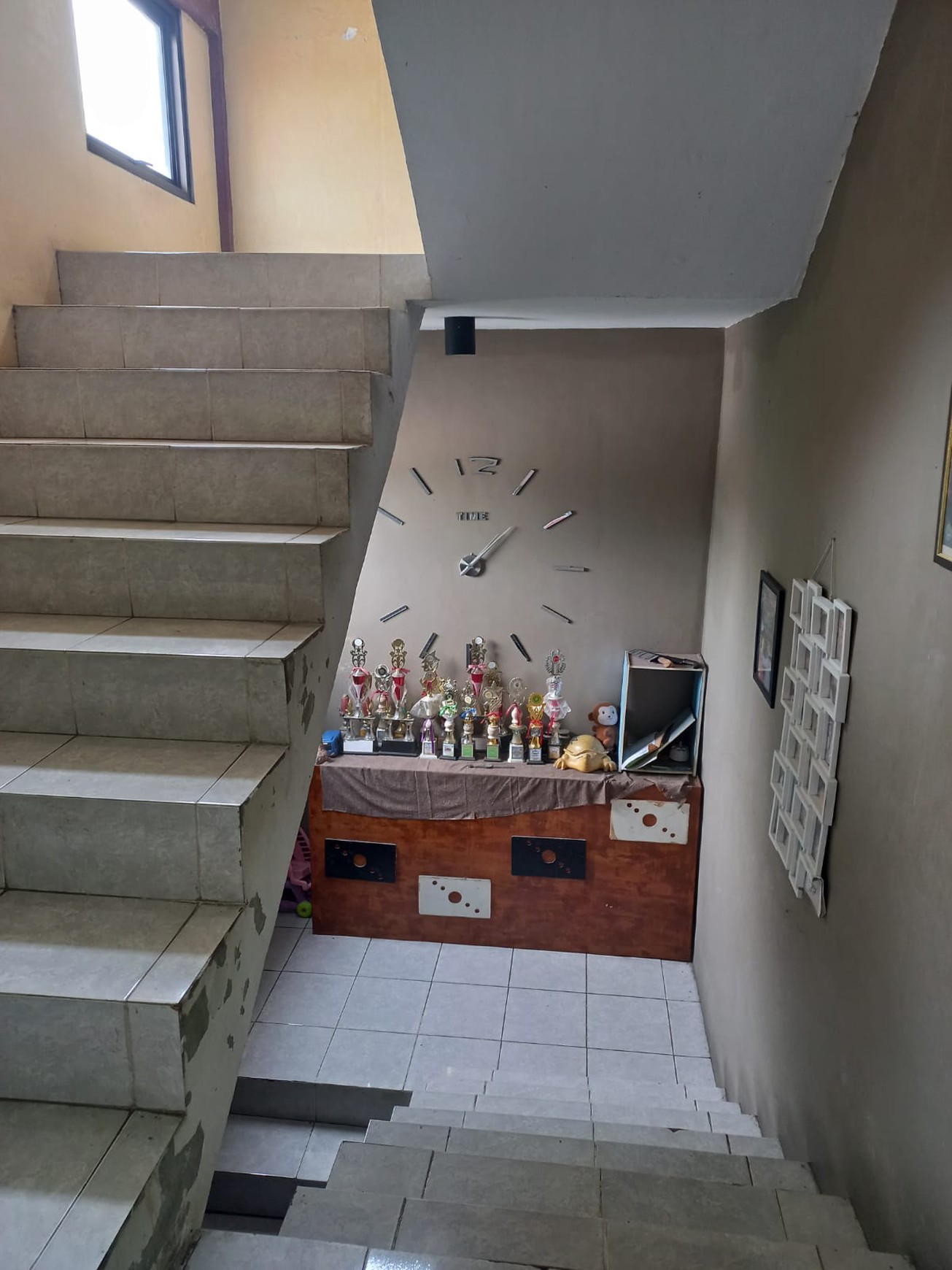 Rumah Strategis + Klinik di Jl. KH Fudholi, Karang Asih - Lokasi Ramai & Potensial Bisnis