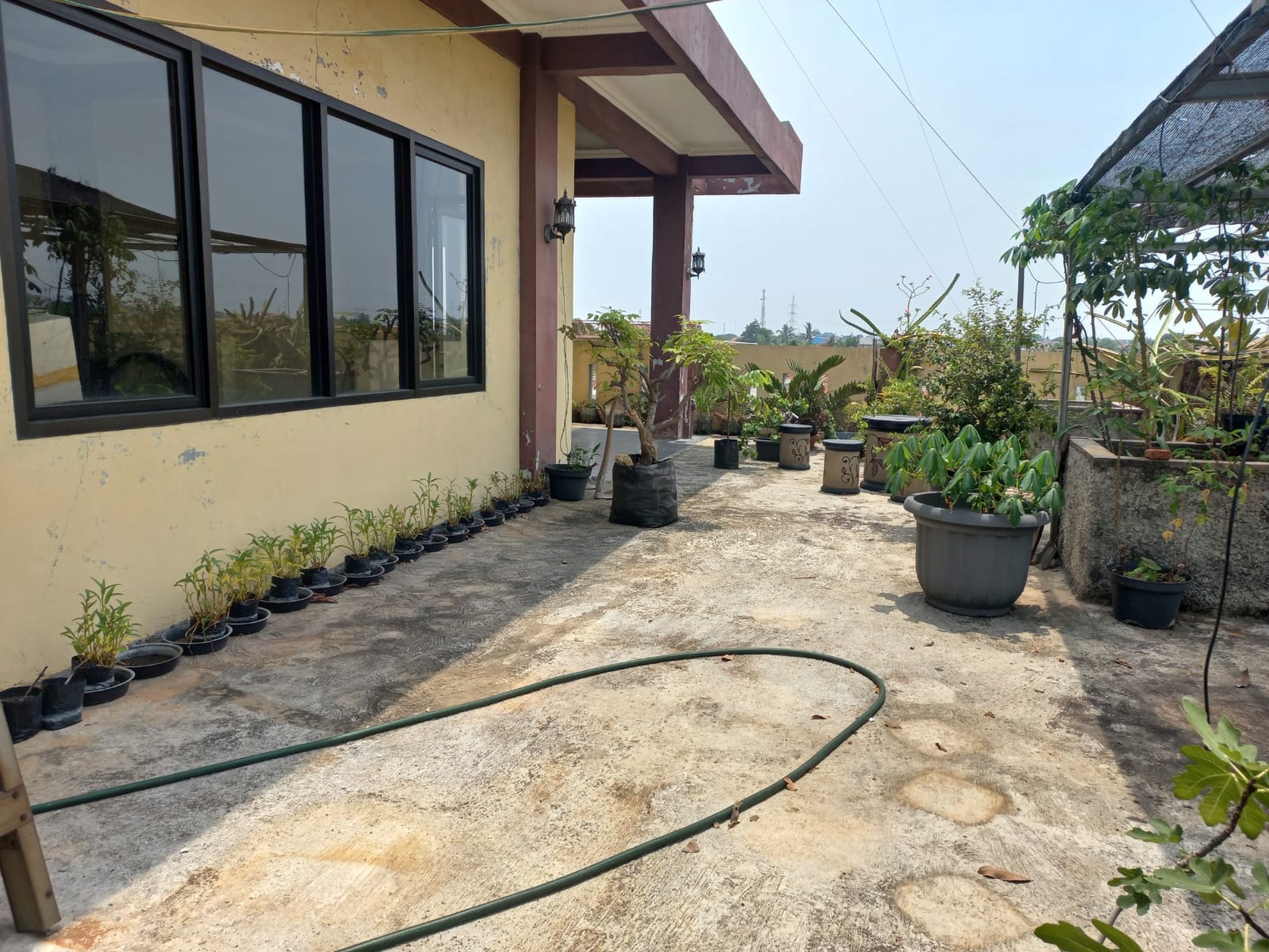 Rumah Strategis + Klinik di Jl. KH Fudholi, Karang Asih - Lokasi Ramai & Potensial Bisnis