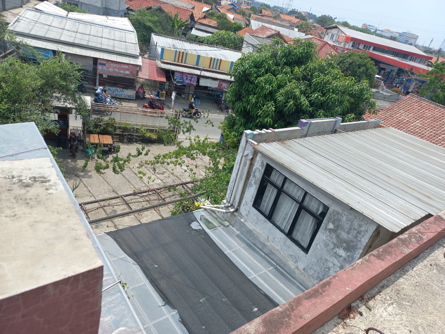 Rumah Strategis + Klinik di Jl. KH Fudholi, Karang Asih - Lokasi Ramai & Potensial Bisnis