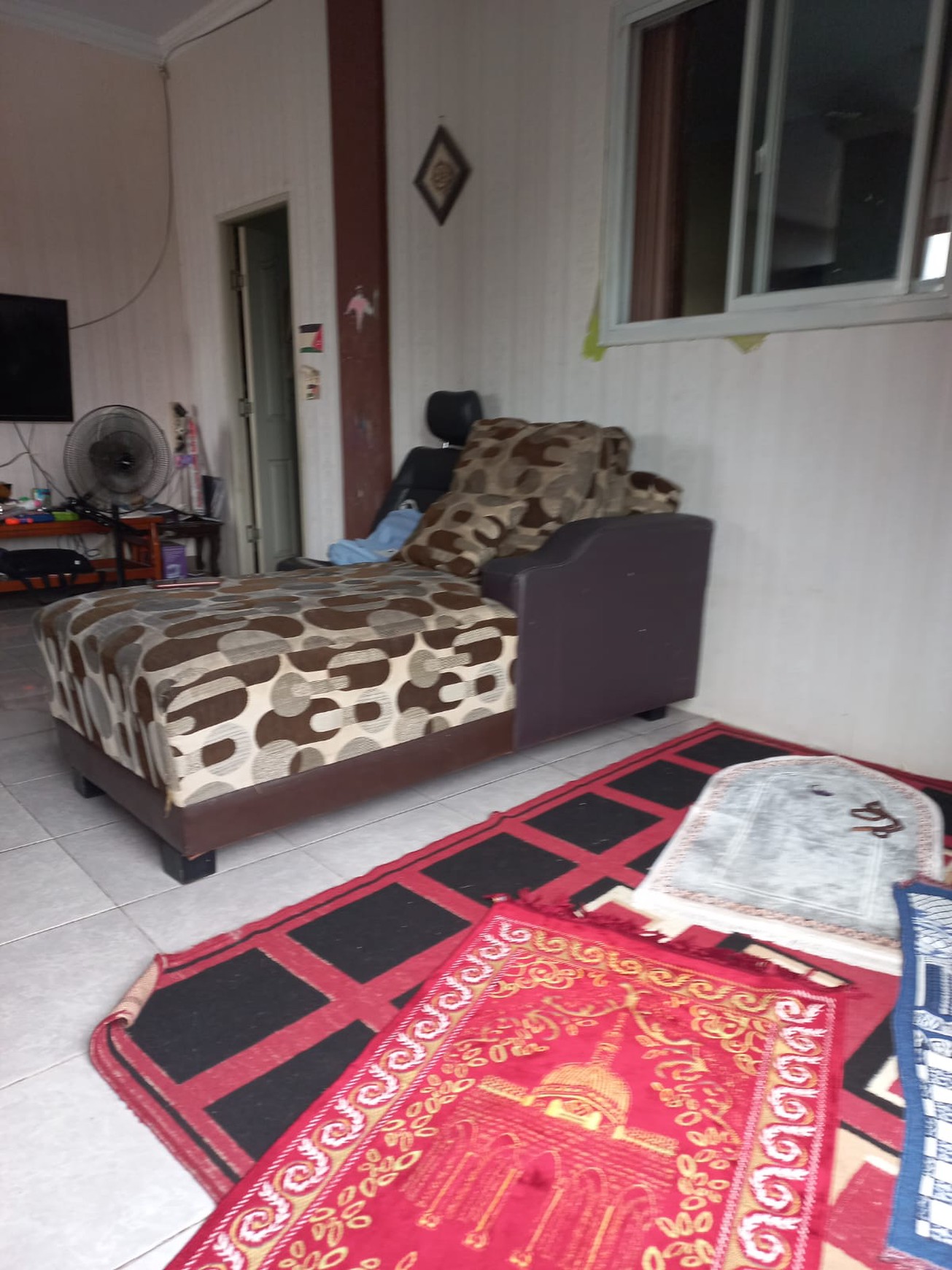 Rumah Strategis + Klinik di Jl. KH Fudholi, Karang Asih - Lokasi Ramai & Potensial Bisnis