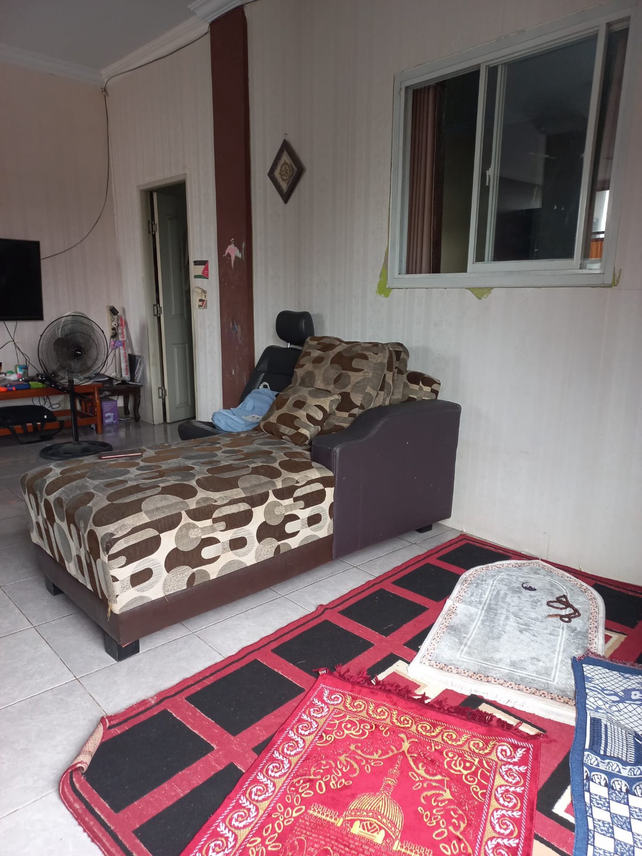 Rumah Strategis + Klinik di Jl. KH Fudholi, Karang Asih - Lokasi Ramai & Potensial Bisnis