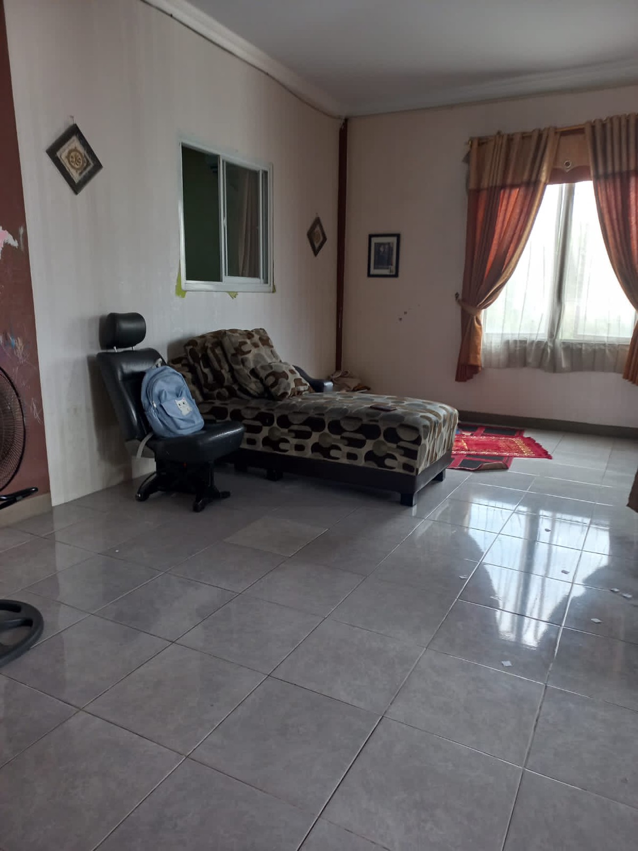Rumah Strategis + Klinik di Jl. KH Fudholi, Karang Asih - Lokasi Ramai & Potensial Bisnis