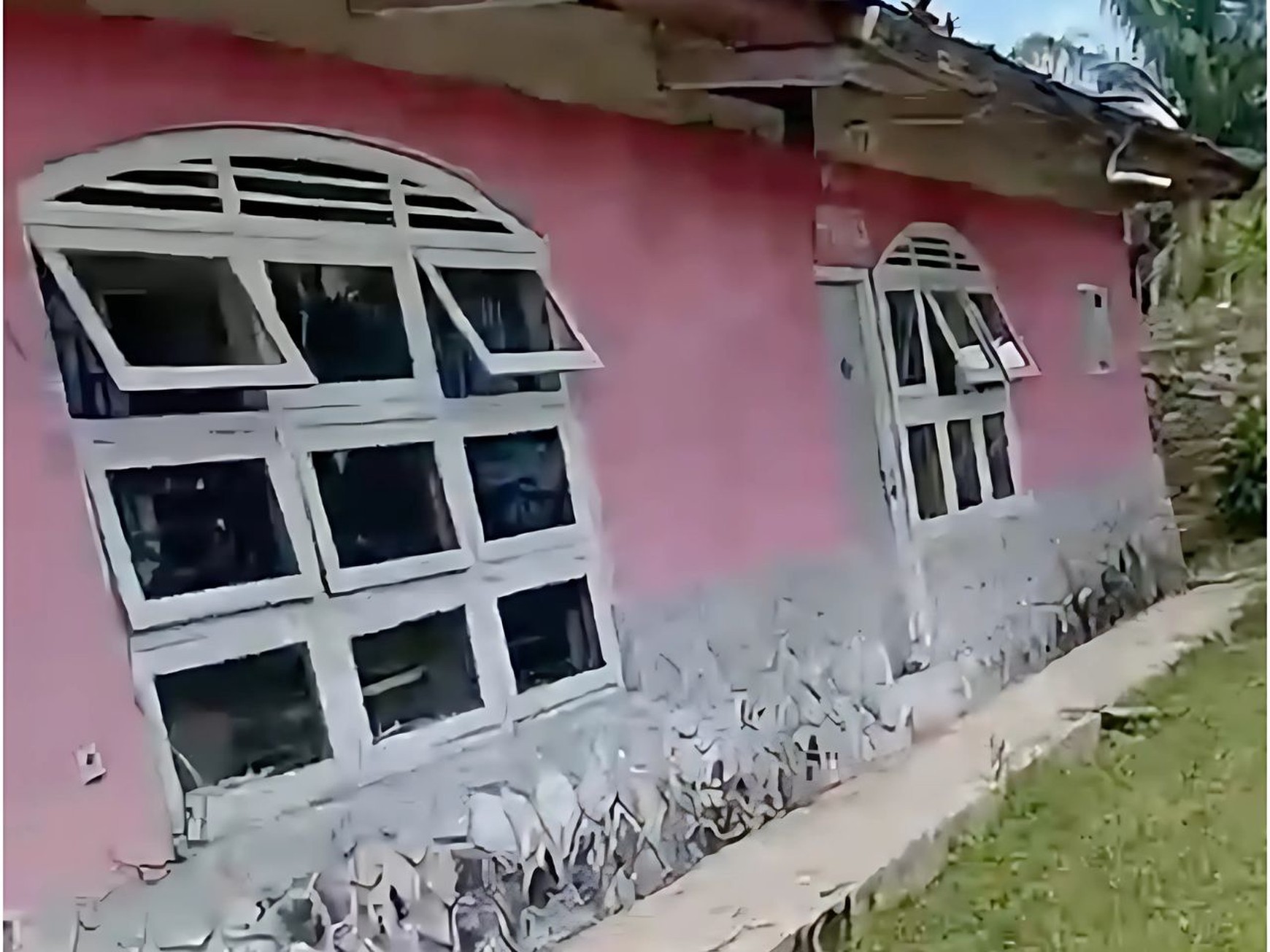 Rumah/ Villa Dijual di Pinggir Jalan Raya, Cisarua Bogor