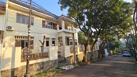 Rumah Hook Depan Taman di Komplek Eksklusif - Fasilitas Lengkap & Lokasi Strategis
