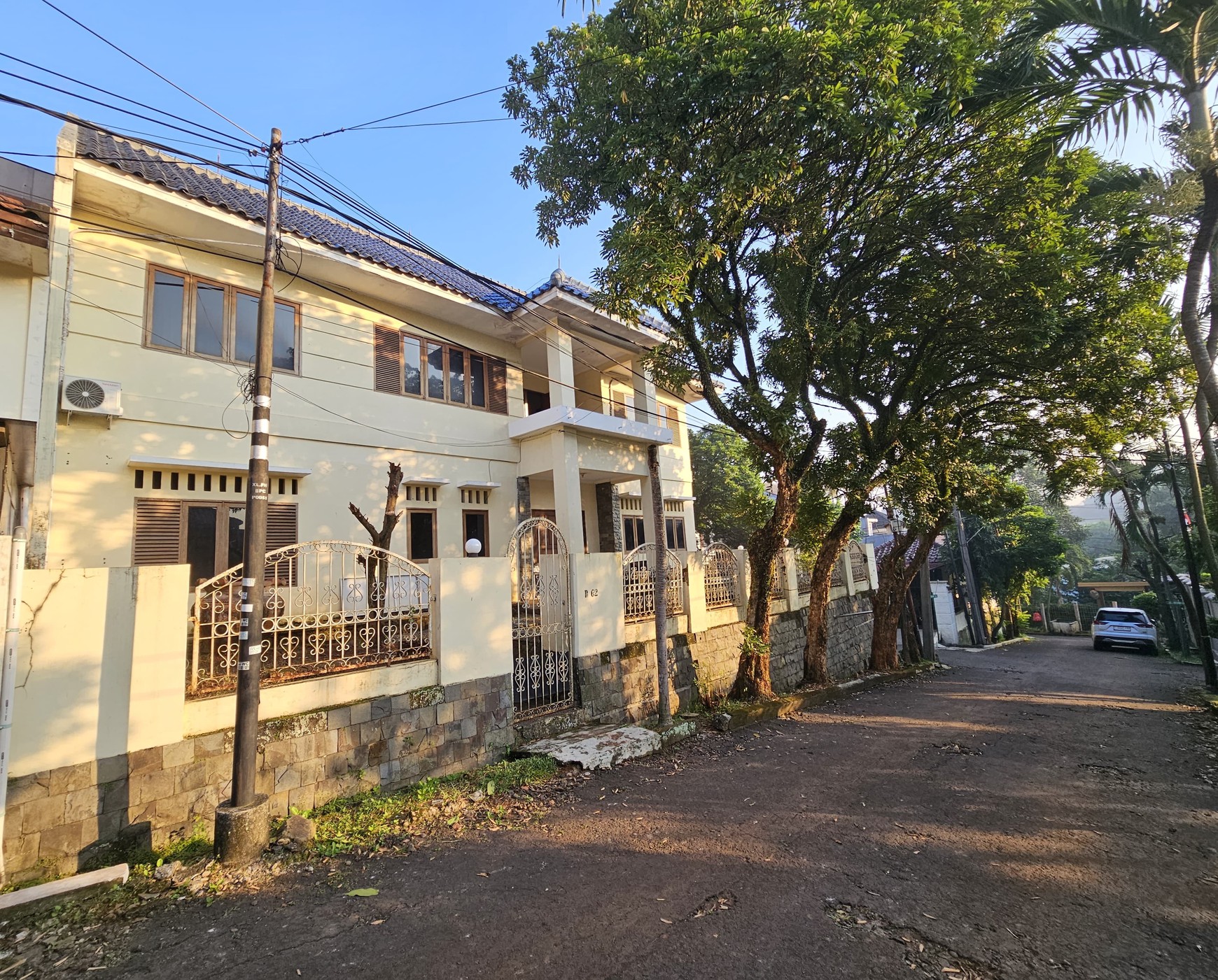 Rumah Hook Depan Taman di Komplek Eksklusif - Fasilitas Lengkap & Lokasi Strategis