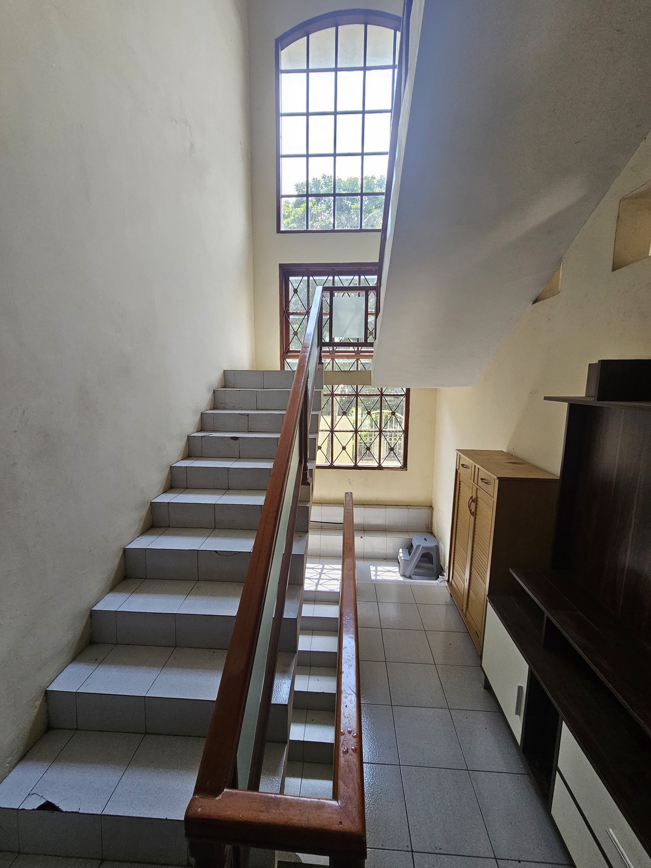 Rumah Hook Depan Taman di Komplek Eksklusif - Fasilitas Lengkap & Lokasi Strategis