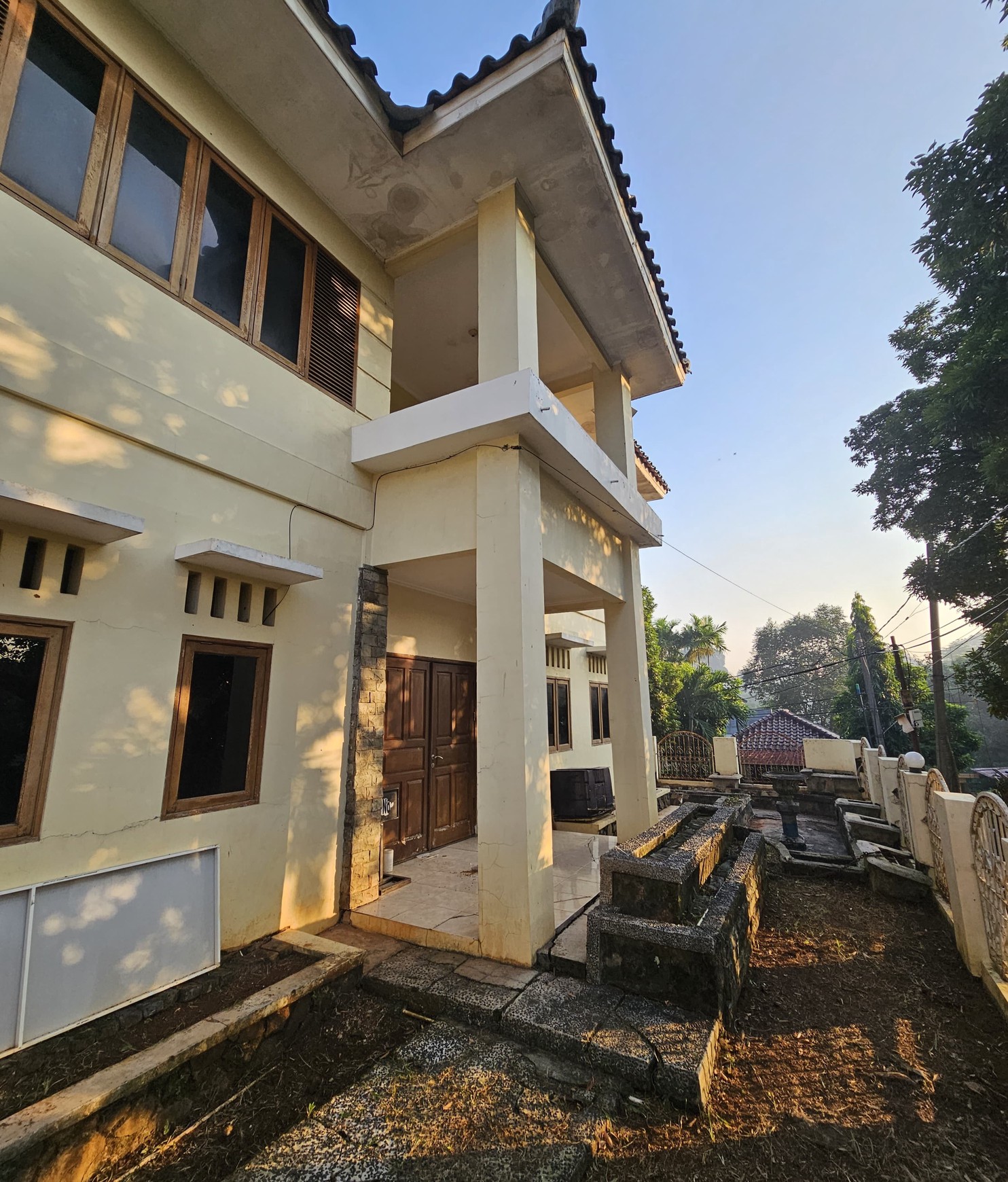 Rumah Hook Depan Taman di Komplek Eksklusif - Fasilitas Lengkap & Lokasi Strategis