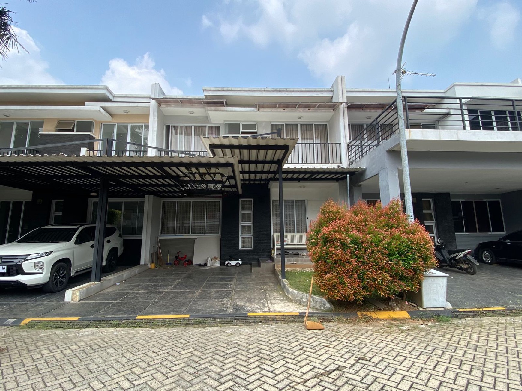 RUMAH 2 LANTAI DEPAN TAMAN DI CLUSTER PREMIUM CIBUBUR COUNTRY