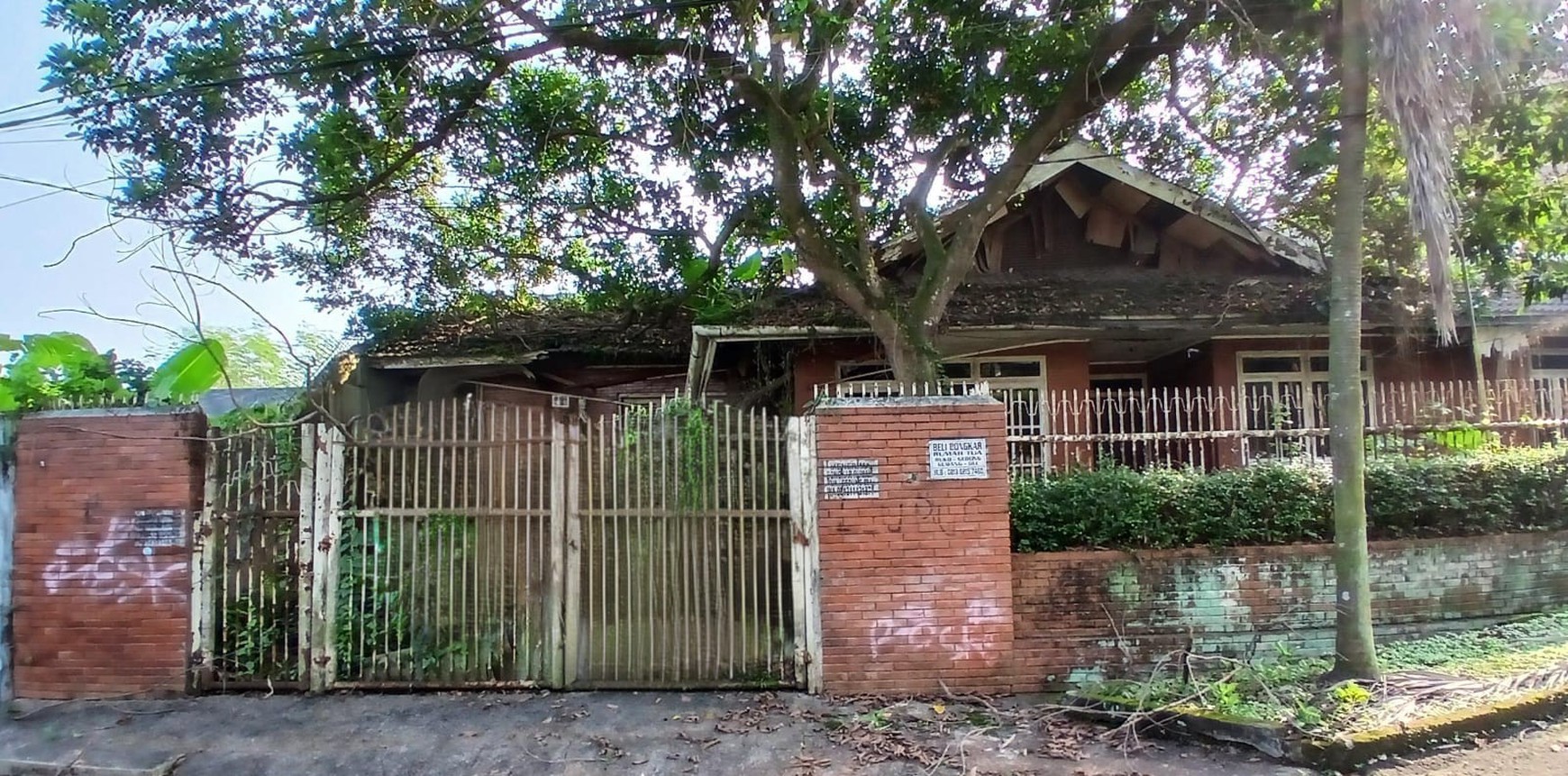 Rumah di Cinere Dijual Murah Hitung Tanah Lokasi Strategis Belakang Living Plaza