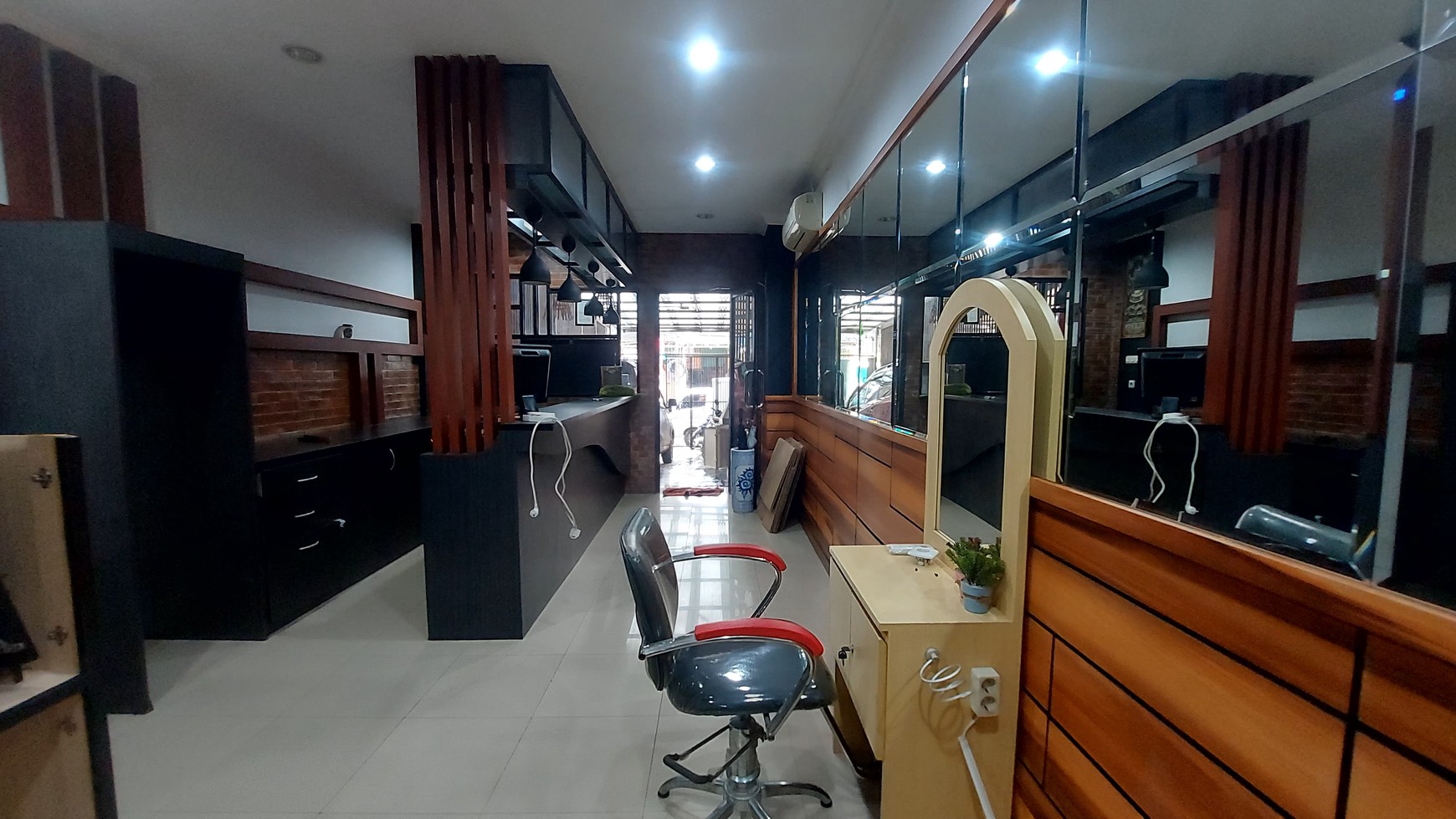 Dijual Ruko 4 Lantai Plus Semi Furnished Bekas Salon & Boutique di Kedoya Jakarta Barat