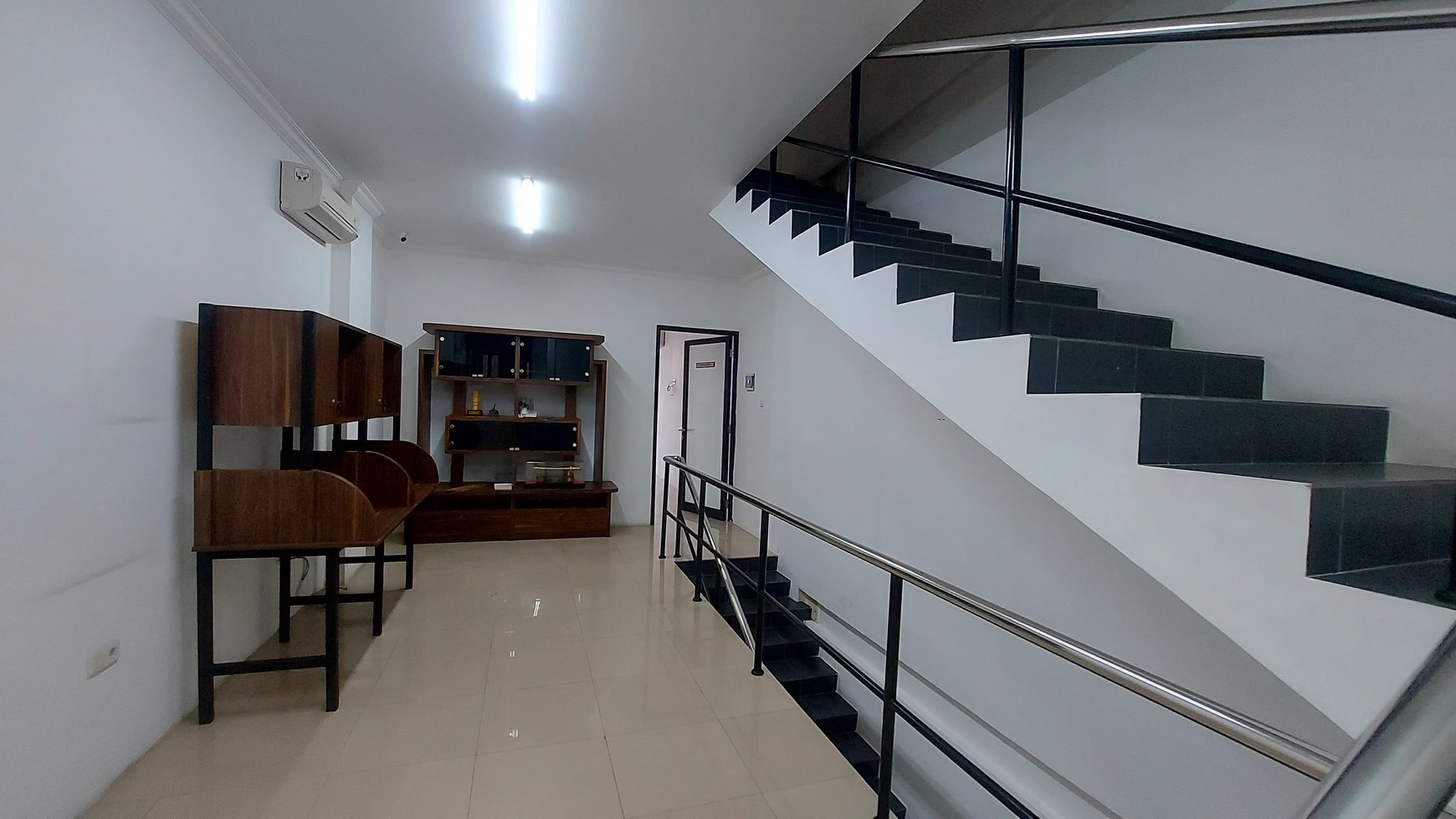 Dijual Ruko 4 Lantai Plus Semi Furnished Bekas Salon & Boutique di Kedoya Jakarta Barat