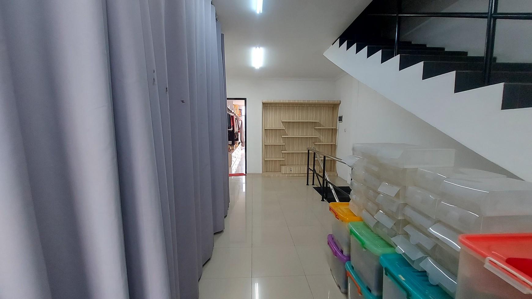 Dijual Ruko 4 Lantai Plus Semi Furnished Bekas Salon & Boutique di Kedoya Jakarta Barat