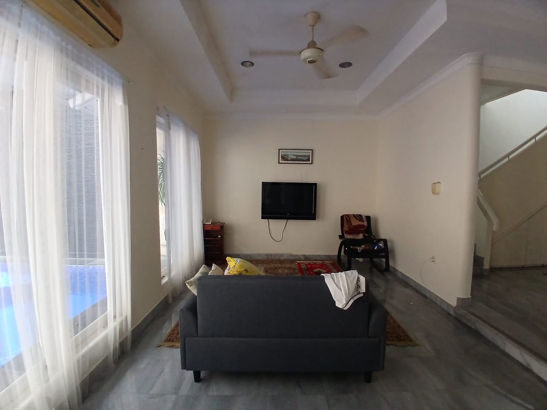 Dijual rumah dengan kolam renang di komplek bona indah lebak bulus