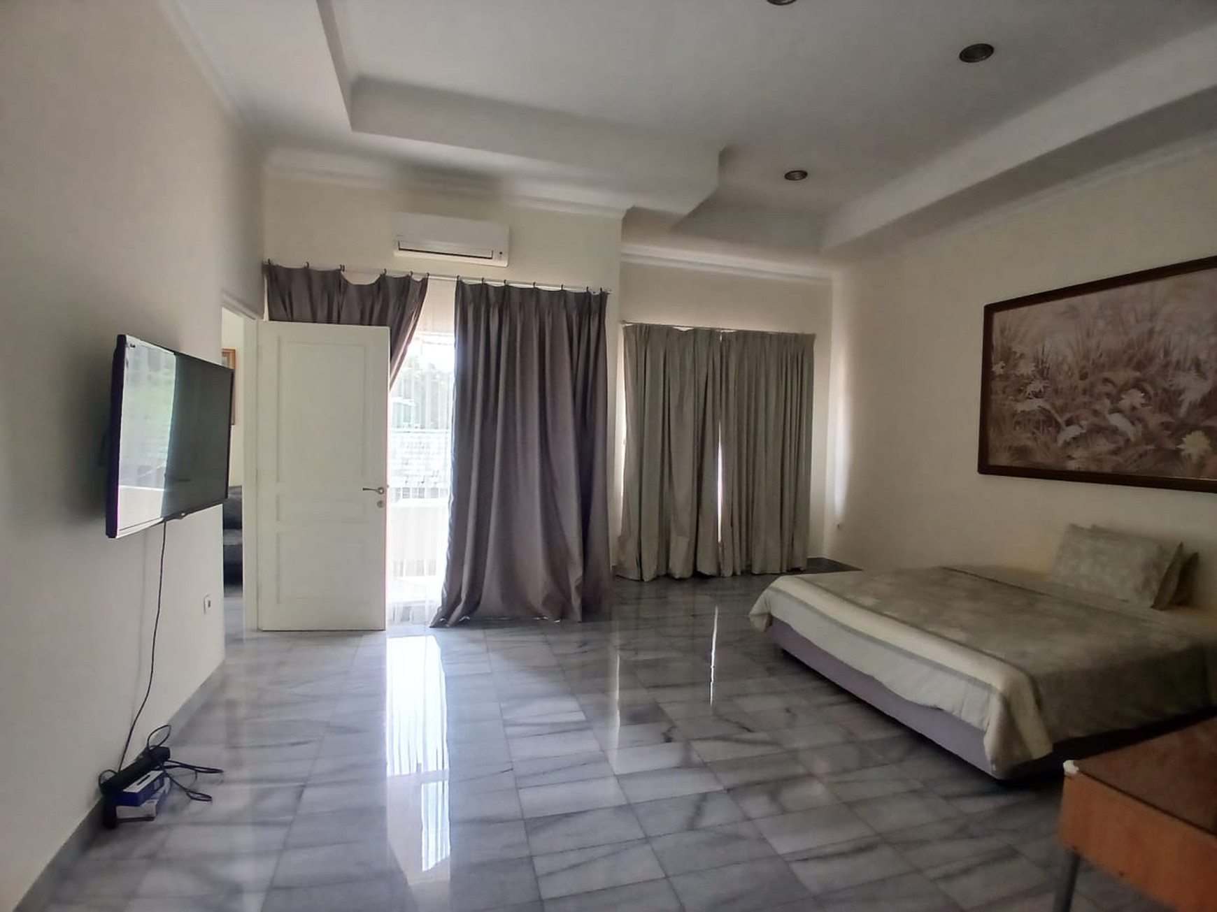 Dijual rumah dengan kolam renang di komplek bona indah lebak bulus
