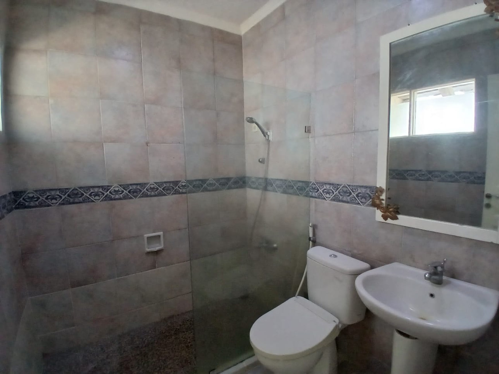 Dijual rumah dengan kolam renang di komplek bona indah lebak bulus