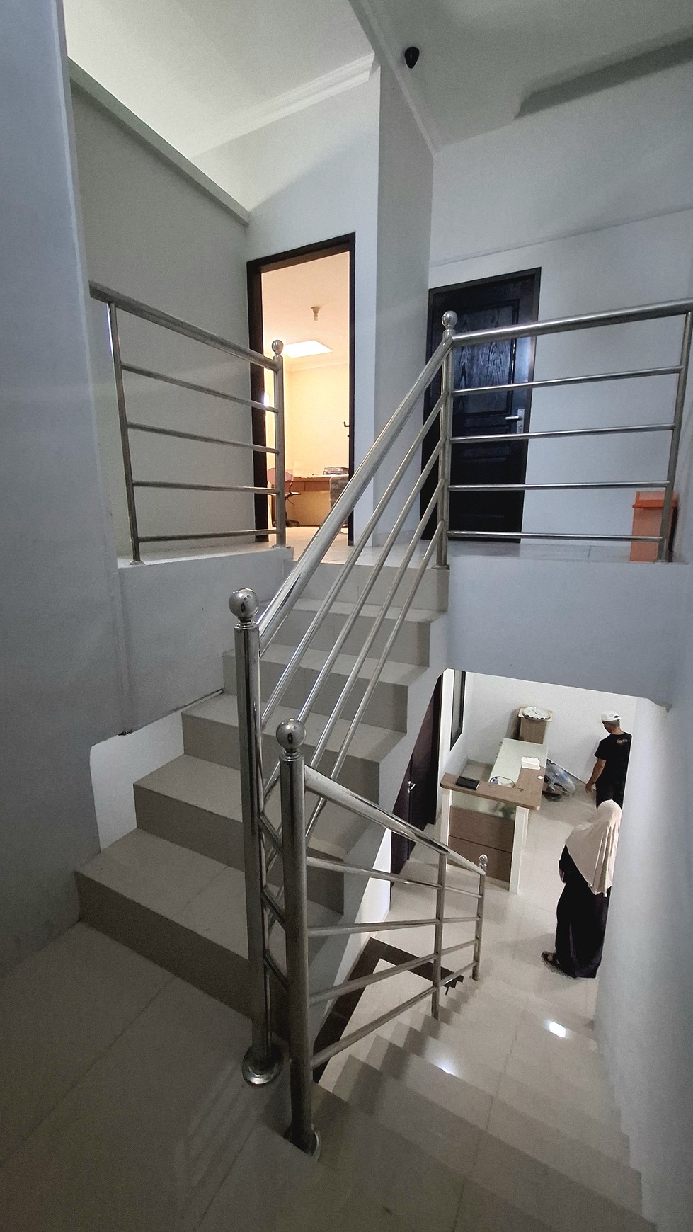 Bikin Iri Tetangga! Rumah 2 Lantai Mewah di Surabaya Timur Harga Cuma 1,7 M