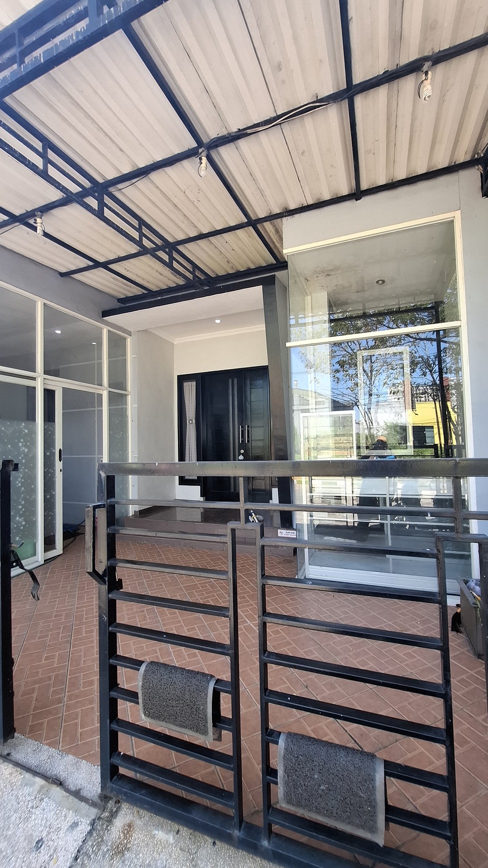 Bikin Iri Tetangga! Rumah 2 Lantai Mewah di Surabaya Timur Harga Cuma 1,7 M