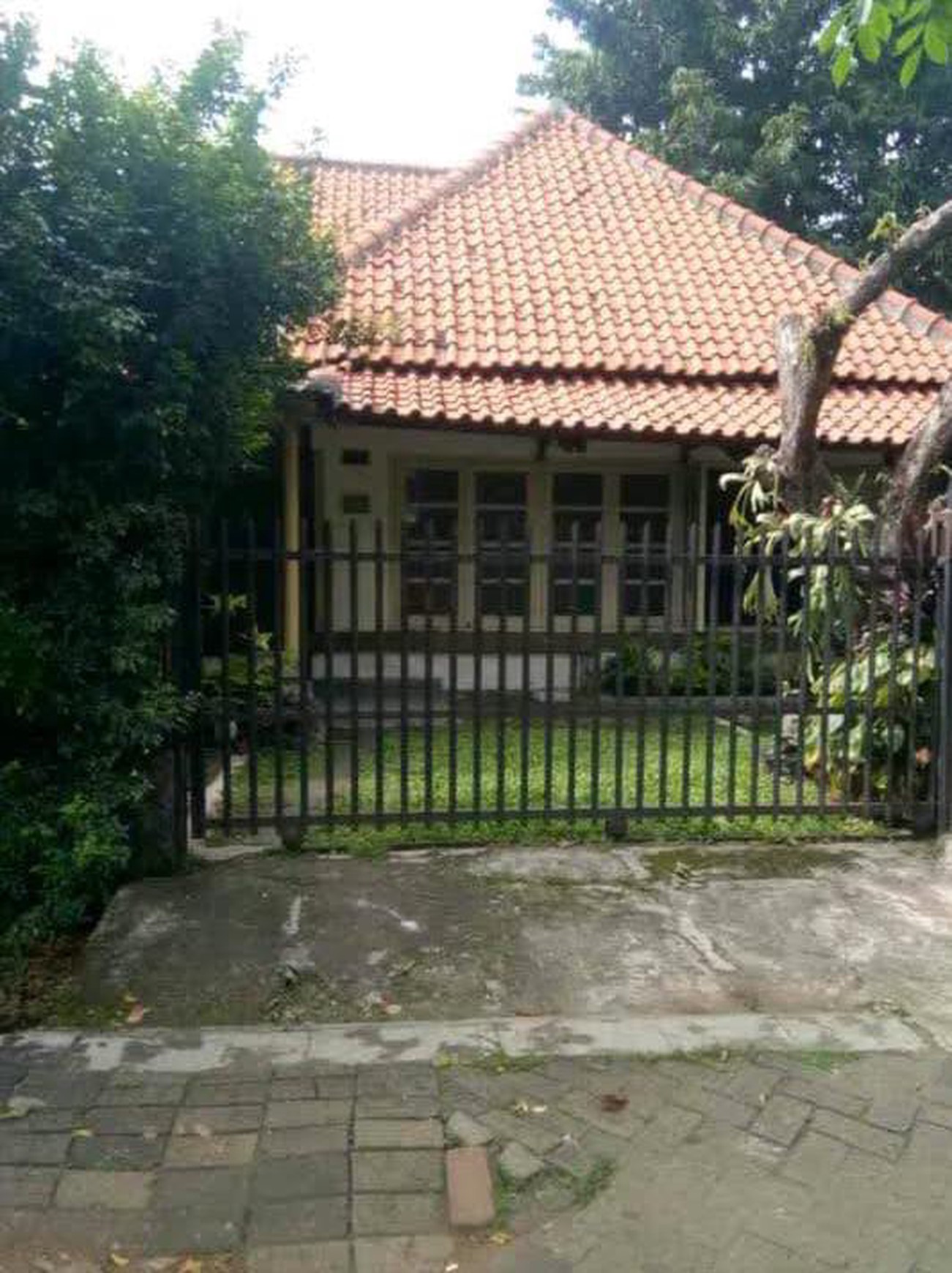 Rumah Besar Siap Huni di Jalan Raya Dewi Sartika yang Sangat Strategis untuk Bisnis