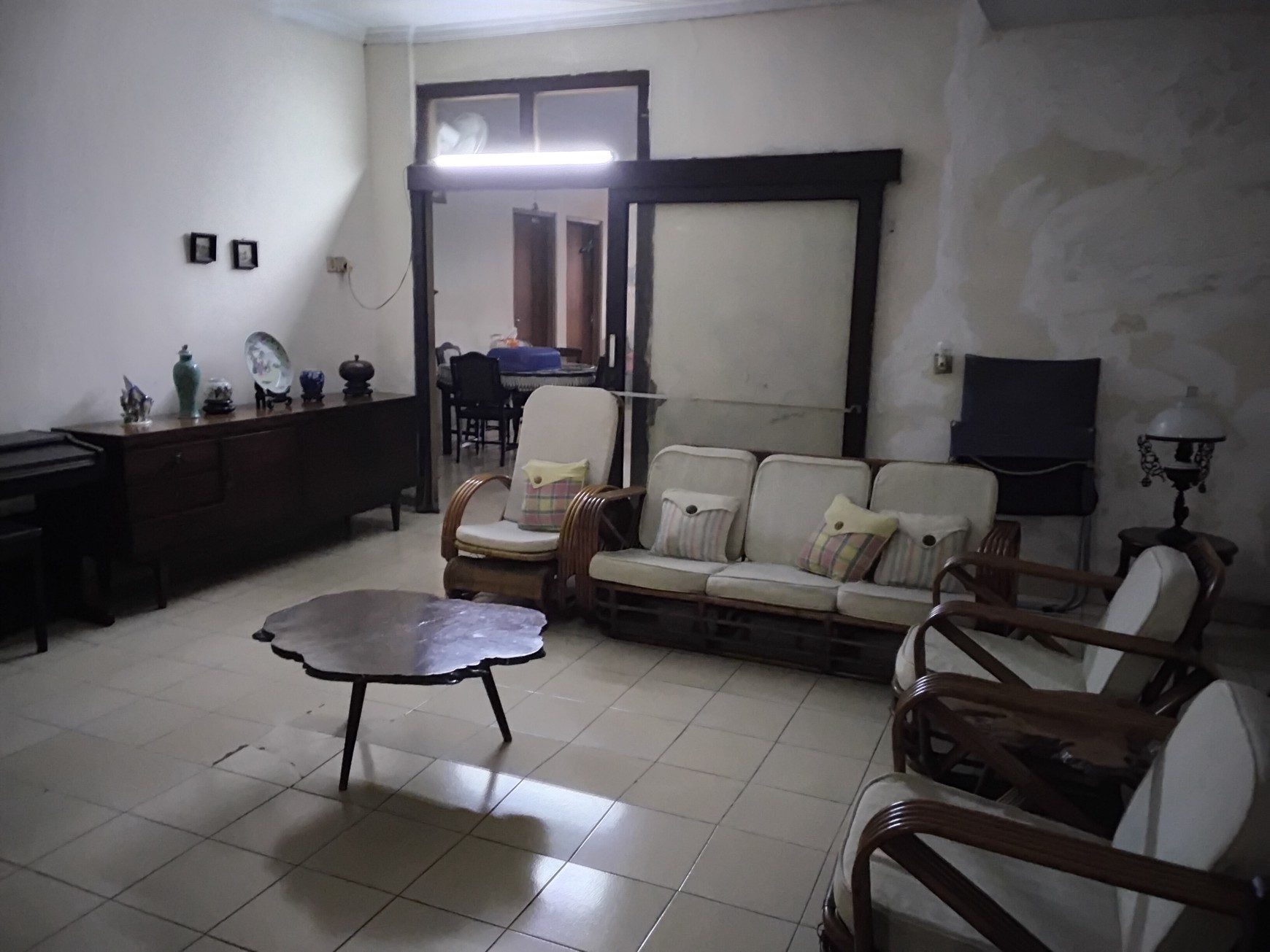 Rumah Besar Siap Huni di Jalan Raya Dewi Sartika yang Sangat Strategis untuk Bisnis