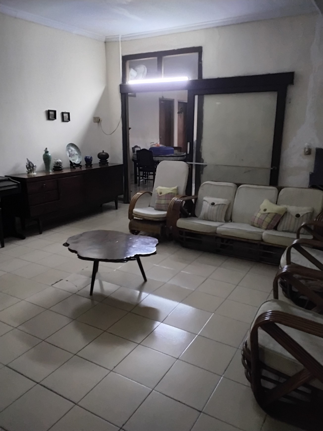 Rumah Besar Siap Huni di Jalan Raya Dewi Sartika yang Sangat Strategis untuk Bisnis