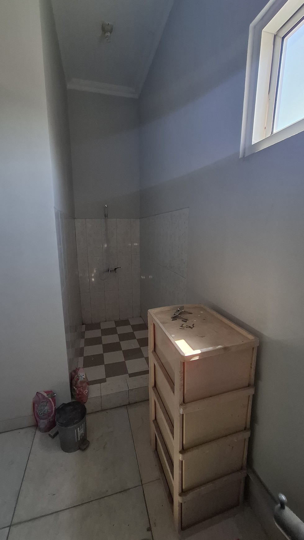 Dijual rumah 2 lantai siap huni di Gunung Anyar Tambak, Surabaya Timur. Lokasi strategis dekat Merr, kampus, dan pintu tol. SHM, terawat.