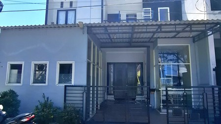 Dijual rumah 2 lantai siap huni di Gunung Anyar Tambak, Surabaya Timur. Lokasi strategis dekat Merr, kampus, dan pintu tol. SHM, terawat.