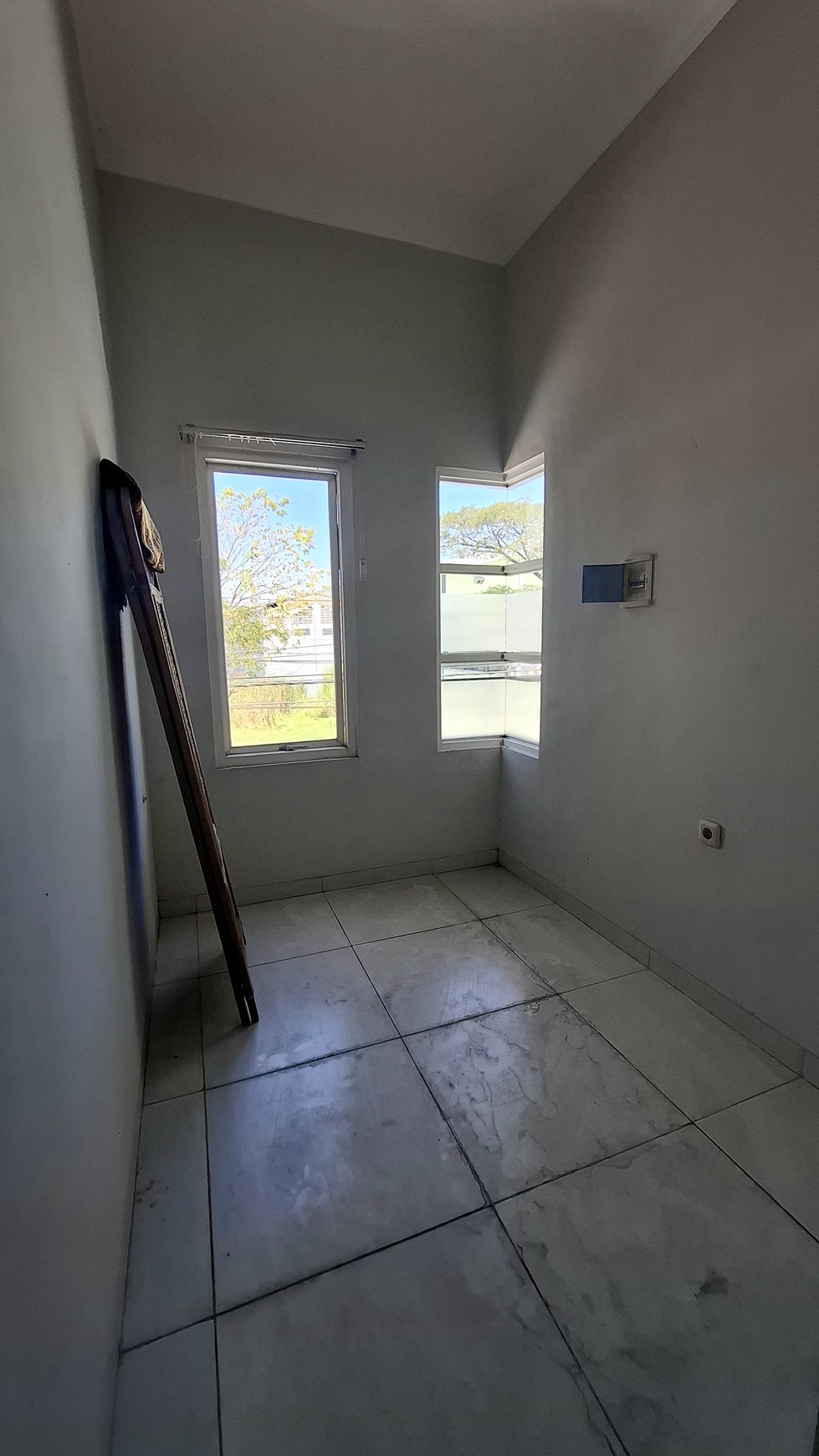 Dijual rumah 2 lantai siap huni di Gunung Anyar Tambak, Surabaya Timur. Lokasi strategis dekat Merr, kampus, dan pintu tol. SHM, terawat.