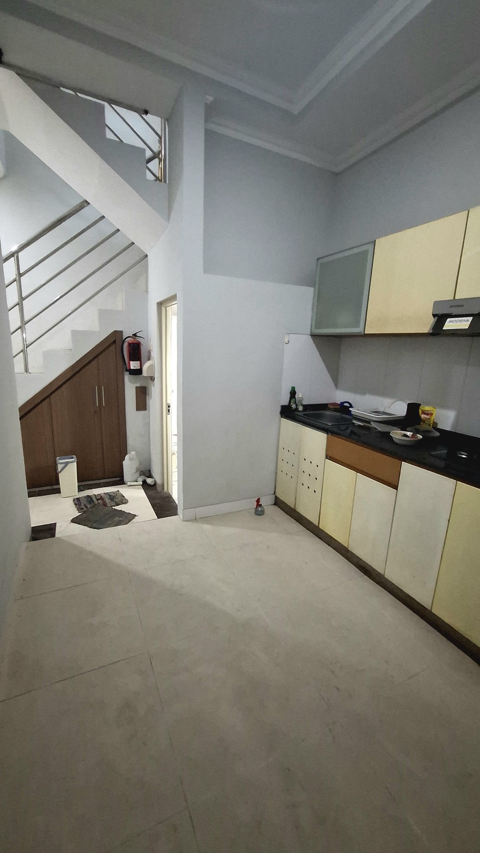 Rumah 2 lantai luas 177 m2 di Surabaya Timur, 7 kamar tidur, cocok untuk rumah atau kantor. Dekat Merr, UPN, dan tol Tambak Sumur.