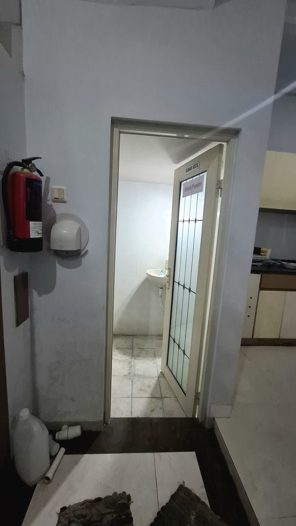 Rumah 2 lantai luas 177 m2 di Surabaya Timur, 7 kamar tidur, cocok untuk rumah atau kantor. Dekat Merr, UPN, dan tol Tambak Sumur.