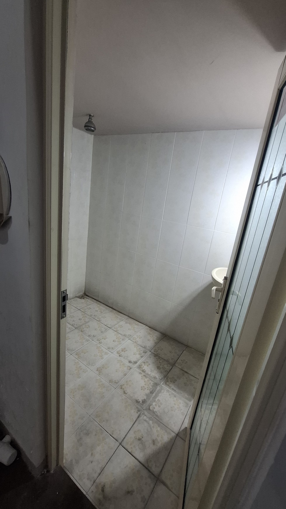 Rumah 2 lantai luas 177 m2 di Surabaya Timur, 7 kamar tidur, cocok untuk rumah atau kantor. Dekat Merr, UPN, dan tol Tambak Sumur.