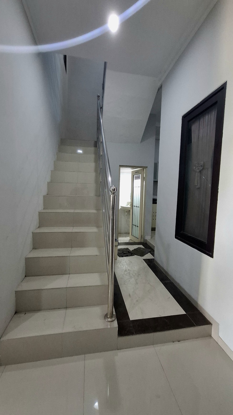 Rumah 2 lantai luas 177 m2 di Surabaya Timur, 7 kamar tidur, cocok untuk rumah atau kantor. Dekat Merr, UPN, dan tol Tambak Sumur.