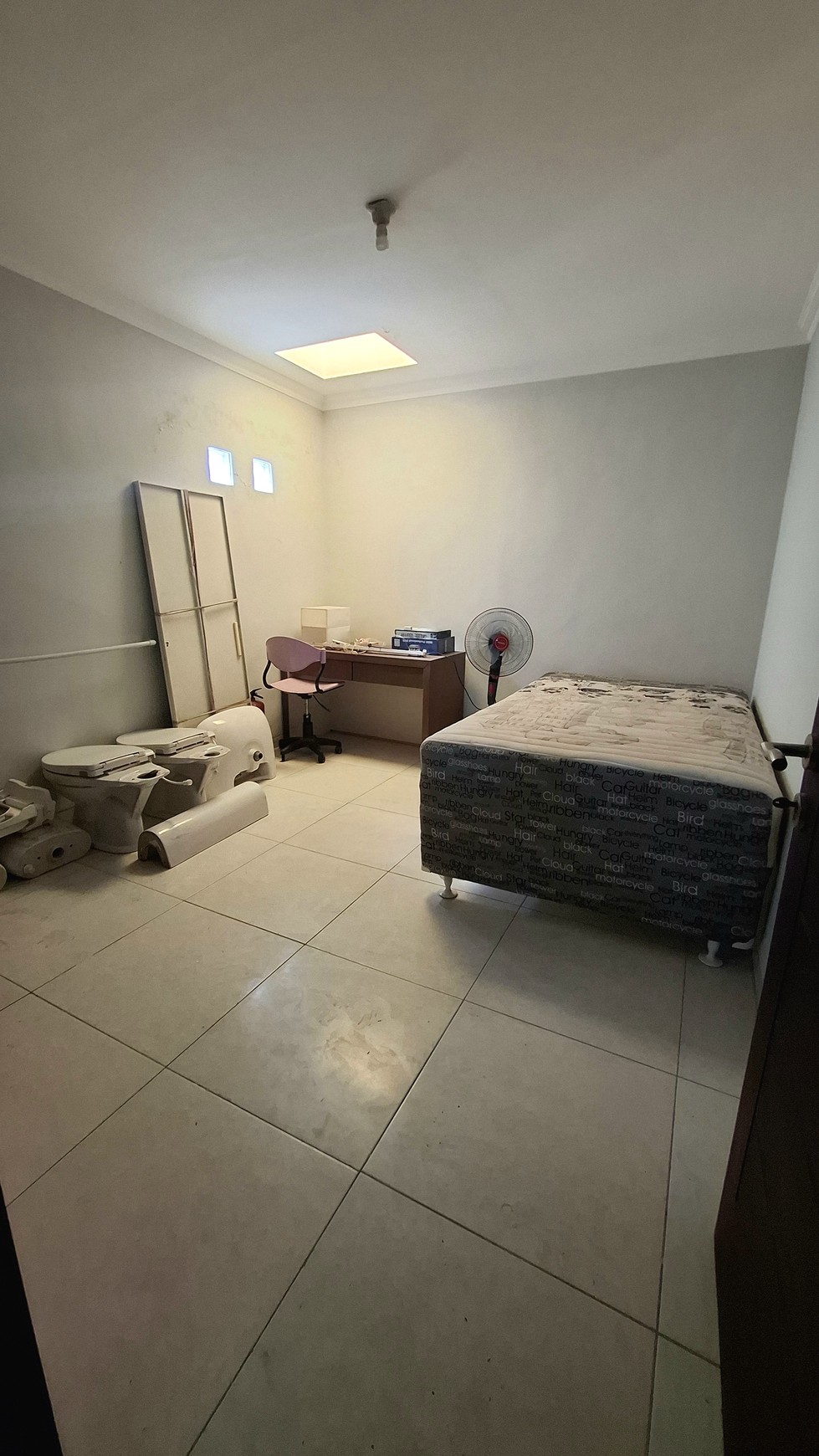 Rumah 2 lantai luas 177 m2 di Surabaya Timur, 7 kamar tidur, cocok untuk rumah atau kantor. Dekat Merr, UPN, dan tol Tambak Sumur.