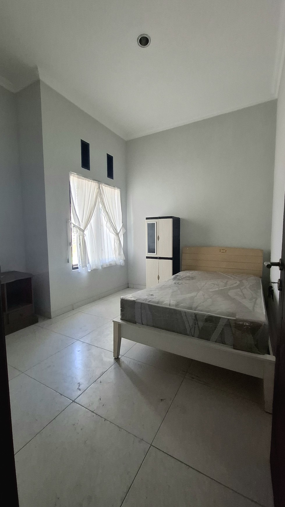 Rumah 2 lantai luas 177 m2 di Surabaya Timur, 7 kamar tidur, cocok untuk rumah atau kantor. Dekat Merr, UPN, dan tol Tambak Sumur.