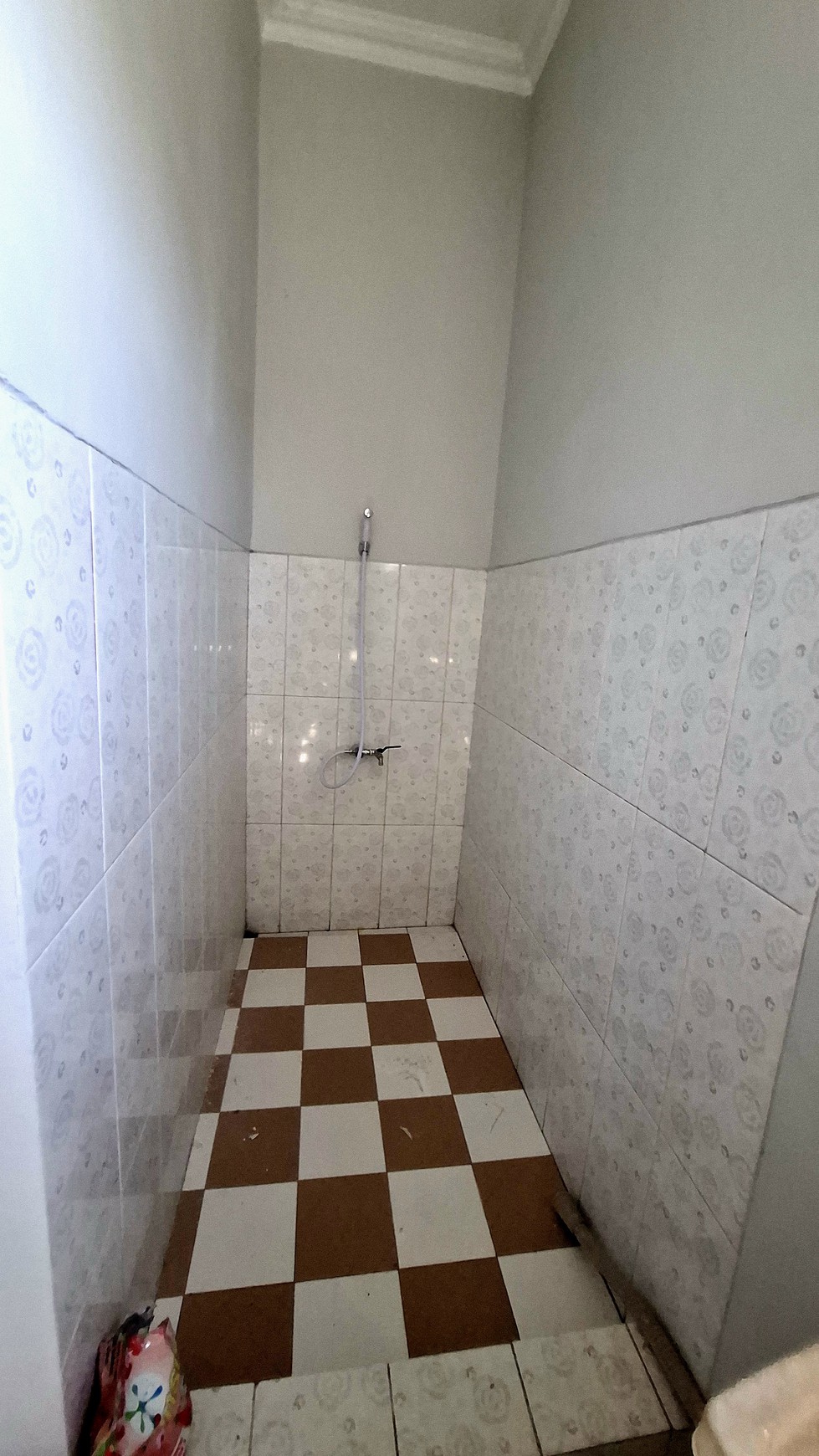Rumah 2 lantai luas 177 m2 di Surabaya Timur, 7 kamar tidur, cocok untuk rumah atau kantor. Dekat Merr, UPN, dan tol Tambak Sumur.
