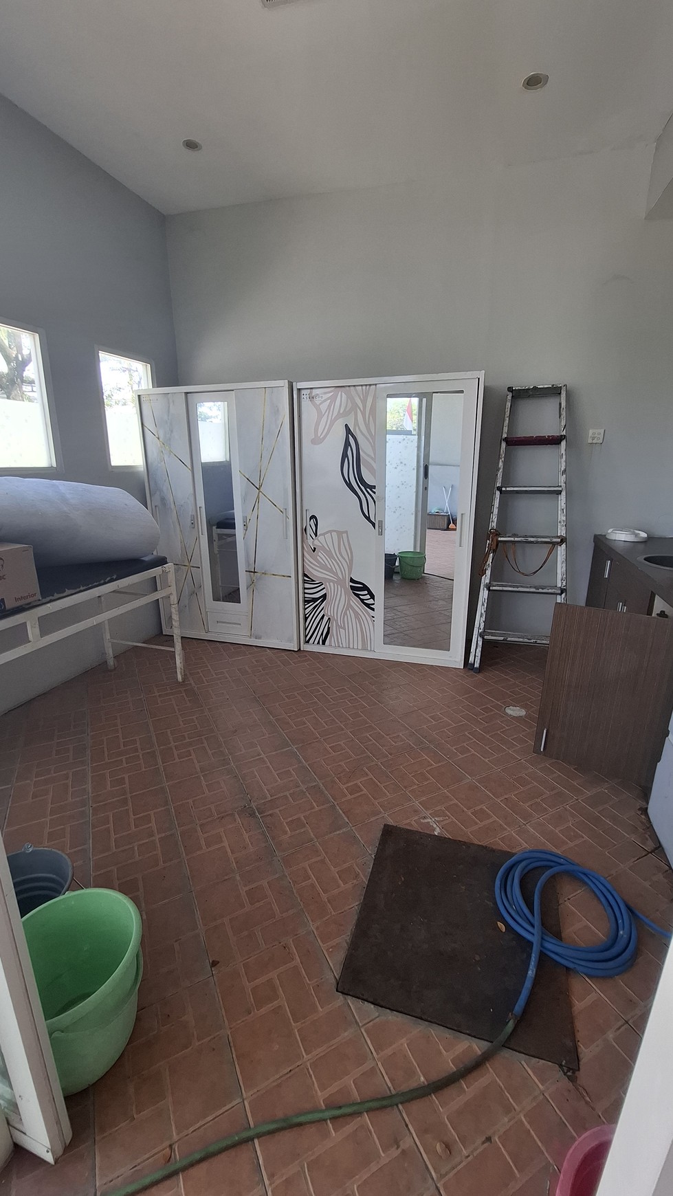 Rumah 2 lantai luas 177 m2 di Surabaya Timur, 7 kamar tidur, cocok untuk rumah atau kantor. Dekat Merr, UPN, dan tol Tambak Sumur.