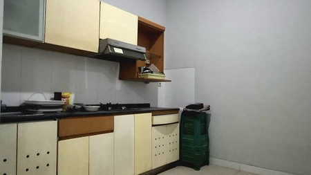 Rumah 2 lantai luas 177 m2 di Surabaya Timur, 7 kamar tidur, cocok untuk rumah atau kantor. Dekat Merr, UPN, dan tol Tambak Sumur.