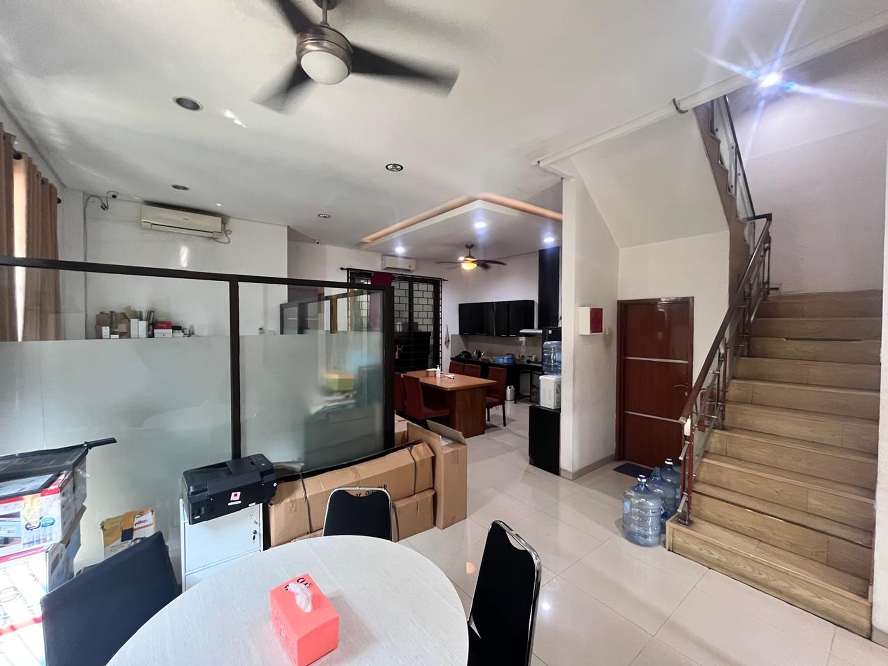 Rumah Kantor Luas dengan LT 375 LB 416 Semi Furnished 